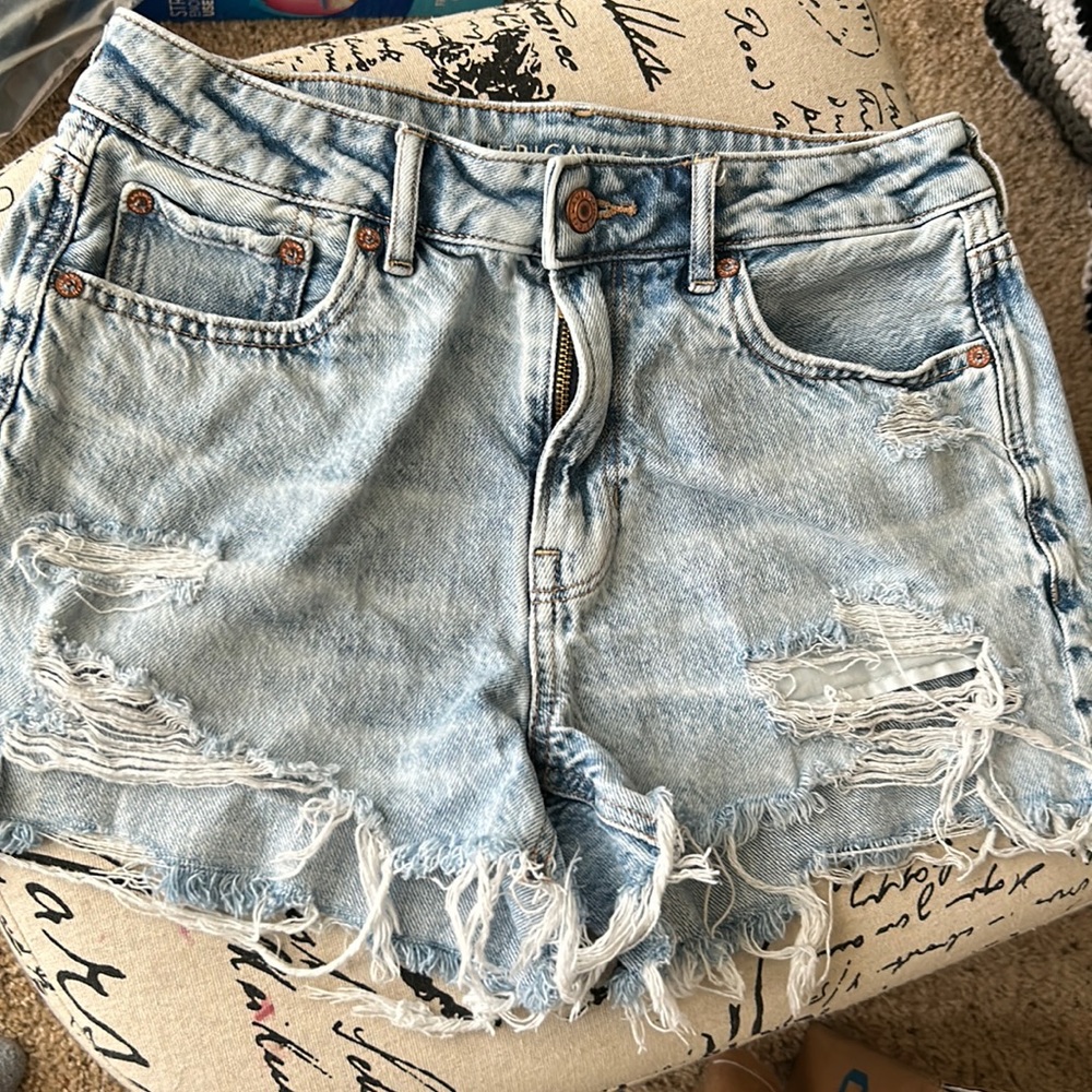 AE tomgirl distressed cutoff sz 2